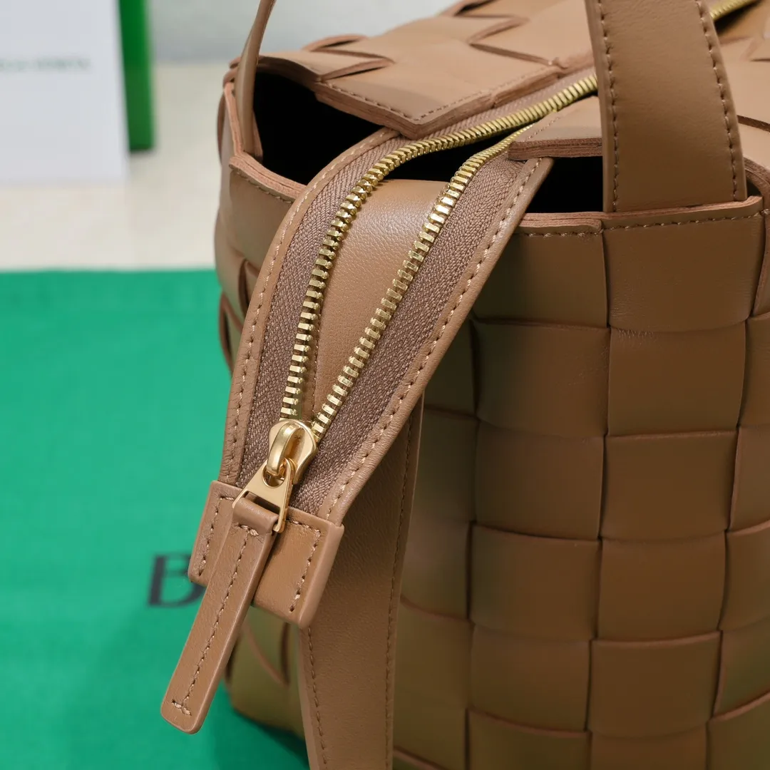 Batch 2600 BottegaVeneta What can be packed in the new bowling bag? Have you got the new bowling bag? Super large capacity ~ The key is low-key, simple and casual style ~ the fashion sense is not reduced at all. It combines BV's classic woven elements and can also be used for computers. The length of the shoulder straps can be adjusted. It is suitable for tall girls to carry. Boys also have a sunny back☀️ Style number: 7466# Size: 28*21*16